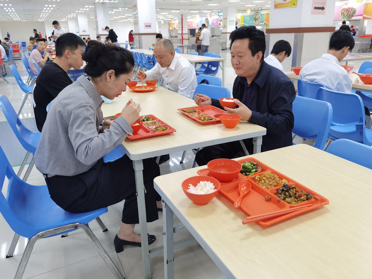 王华平校长,肖红梅副校长到广达食堂体验